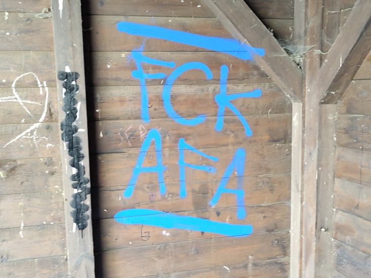Die Wand eines Bushäuschens wurde mit "FCK AFA" beschmiert