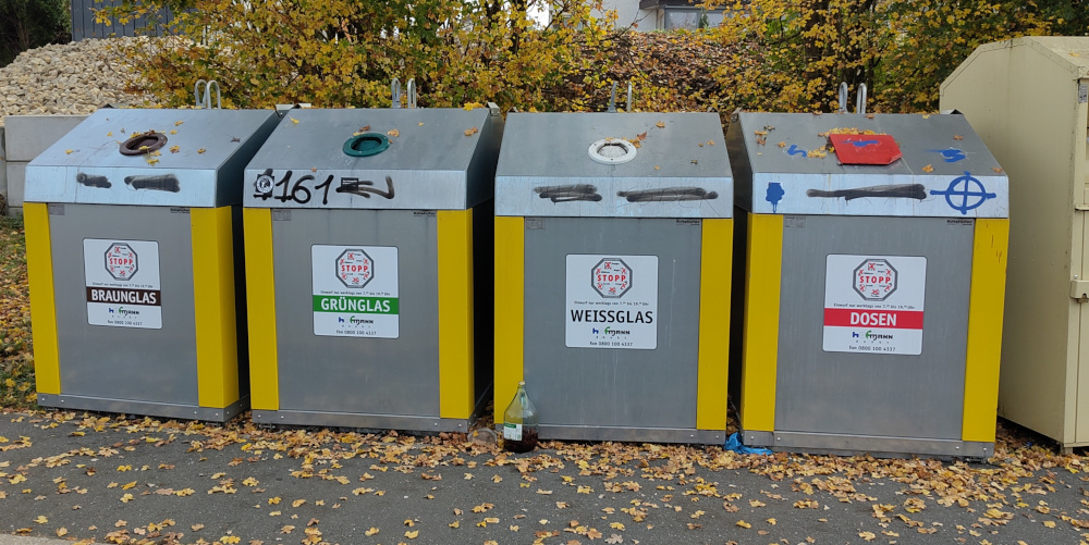 Mit rechtsradikalen Symbolen beschmierte Glascontainer.